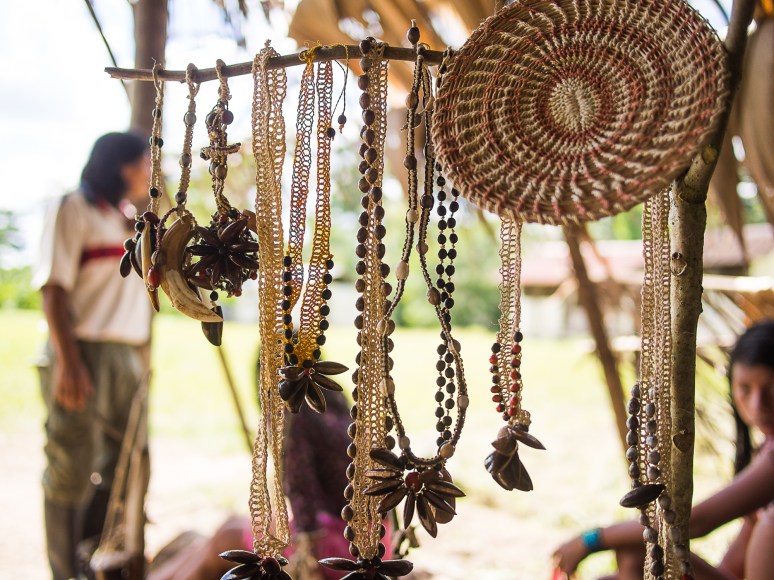 Waorani handicrafts in Quehuere Ono.